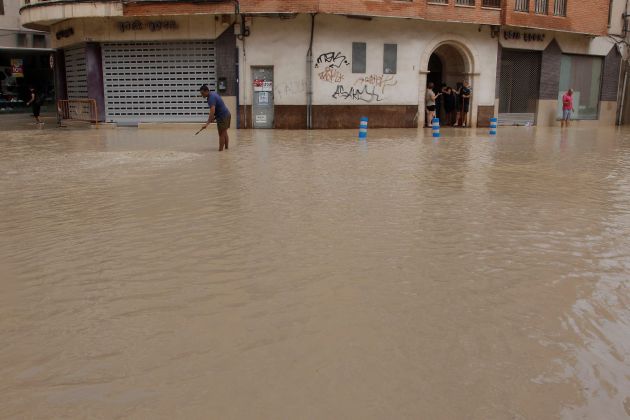 Una de las calles de Orihuela totalmente anegada Una de las calles de Orihuela totalmente anegada