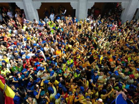 La concejalía de Festejos obsequió al público del Cañonazo con viseras azules con el escudo de Aranda que se lanzaron desde el balcón de la Casa Consistorial La concejalía de Festejos obsequió al público del Cañonazo con viseras azules con el escudo de Aranda que se lanzaron desde el balcón de la Casa Consistorial