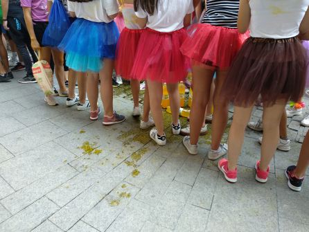 Los tutús (y el colorante amarillo) están de moda entre el público del Cañonazo Los tutús (y el colorante amarillo) están de moda entre el público del Cañonazo