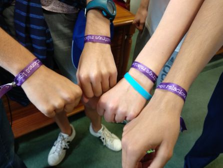 Pulseras que se han repartido entre el público del Cañonazo con el lema "Construyendo relaciones igualitarias" Pulseras que se han repartido entre el público del Cañonazo con el lema "Construyendo relaciones igualitarias"
