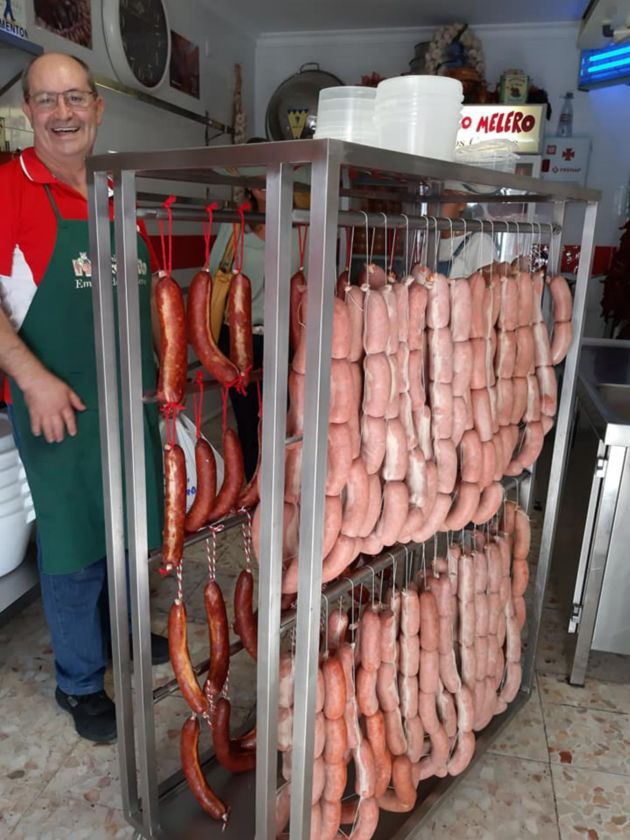 Paco Melero, junto a las ristras de embutidos que han rellenado esa mañana Paco Melero, junto a las ristras de embutidos que han rellenado esa mañana