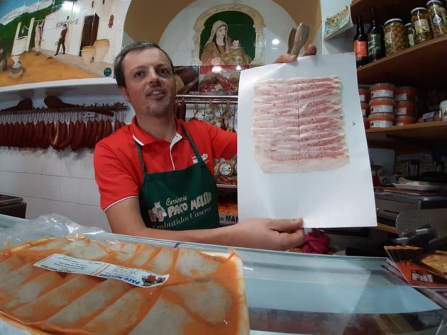 Daniel Varo, mostrando la panceta ibérica recién cortada Daniel Varo, mostrando la panceta ibérica recién cortada