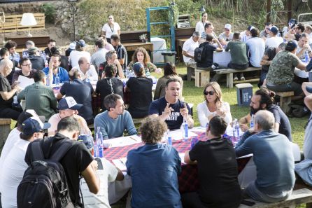 El chef Ángel León conversa con algunos invitados en una de las mesas de trabajo. El chef Ángel León conversa con algunos invitados en una de las mesas de trabajo.