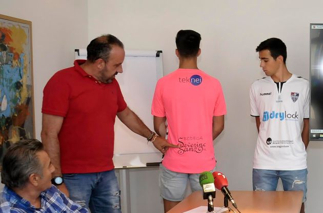 Presentación de la nueva camiseta de la Gimnástica Segoviana con la presencia de Teknei en la parte trasera Presentación de la nueva camiseta de la Gimnástica Segoviana con la presencia de Teknei en la parte trasera