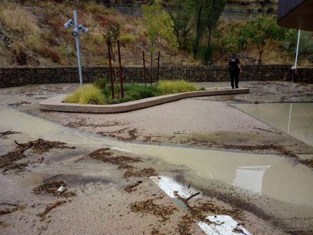 El lodo arrastrado anegó tambien la zona del aparcamiento El lodo arrastrado anegó tambien la zona del aparcamiento