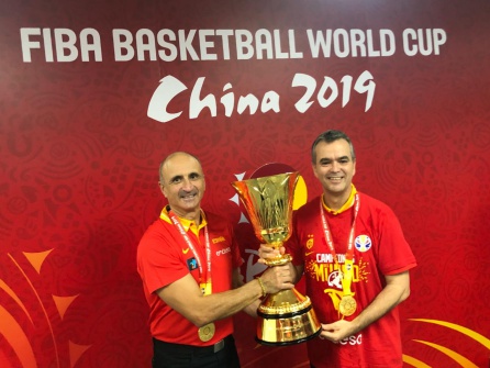 Enri Salinas y Ángel Sánchez-Cañete lucen sus medallas junto a la Copa del Mundo Enri Salinas y Ángel Sánchez-Cañete lucen sus medallas junto a la Copa del Mundo