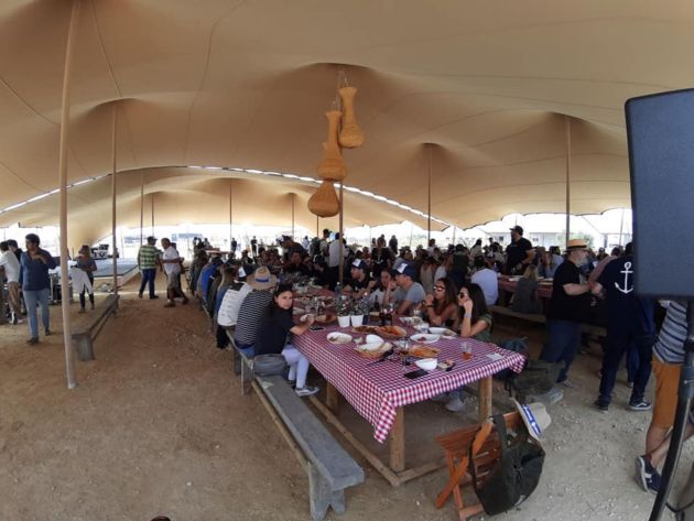 Aspècto de la carpa durante el almuerzo Aspècto de la carpa durante el almuerzo