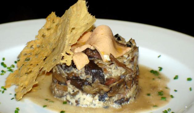 Timbal de setas, uno de los platos de la carta de La Orza de Ángel. Timbal de setas, uno de los platos de la carta de La Orza de Ángel.