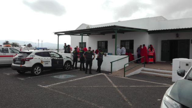 Los inmigrantes localizados fueron atendidos por Cruz Roja Lanzarote. Los inmigrantes localizados fueron atendidos por Cruz Roja Lanzarote.