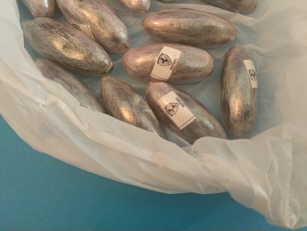 Varias bellotas de hachis preparadas para su venta con una diminuta pegatina a modo de firma Varias bellotas de hachis preparadas para su venta con una diminuta pegatina a modo de firma