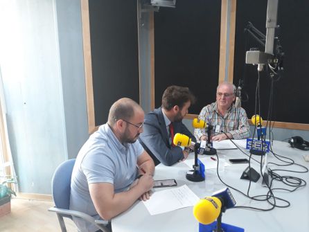 Momento de la entrevista al alcalde de Bedmar y al concejal de Cultura Momento de la entrevista al alcalde de Bedmar y al concejal de Cultura