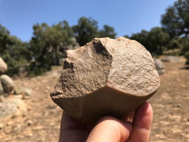 Elemento lítico localizado en las prospecciones realizadas en la Sierra de Ávila Elemento lítico localizado en las prospecciones realizadas en la Sierra de Ávila