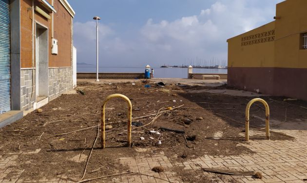El paseo marítimo de Los Nietos y sus calles siguen llenas de cañas y lodo El paseo marítimo de Los Nietos y sus calles siguen llenas de cañas y lodo