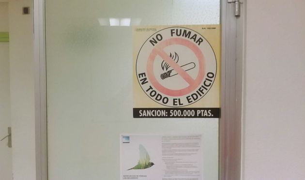 Cartel avisador de sanción por fumar en el Hospital Doctor Peset de Valencia Cartel avisador de sanción por fumar en el Hospital Doctor Peset de Valencia