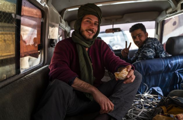 El fotógrafo Alex Basha durante su estancia de prácticas en los campamentos saharauis. El fotógrafo Alex Basha durante su estancia de prácticas en los campamentos saharauis.