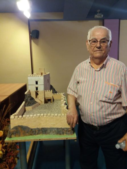 José Chamorro Rodríguez ante su maqueta del Castillo Nuevo de Bedmar José Chamorro Rodríguez ante su maqueta del Castillo Nuevo de Bedmar