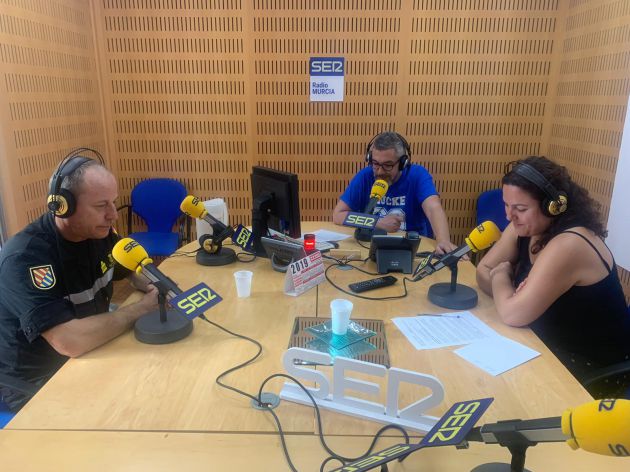 Paco Sánchez y Maica Sánchez entrevistan al Capitán de Corbeta, Aurelio Soto, jefe de prensa de la Unidad Militar de Emergencias Paco Sánchez y Maica Sánchez entrevistan al Capitán de Corbeta, Aurelio Soto, jefe de prensa de la Unidad Militar de Emergencias
