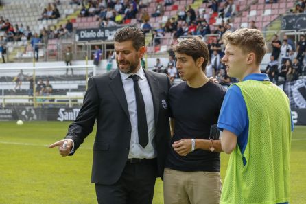 El futuro de Fernando Estévez, entrenador del Burgos CF, está en juego El futuro de Fernando Estévez, entrenador del Burgos CF, está en juego