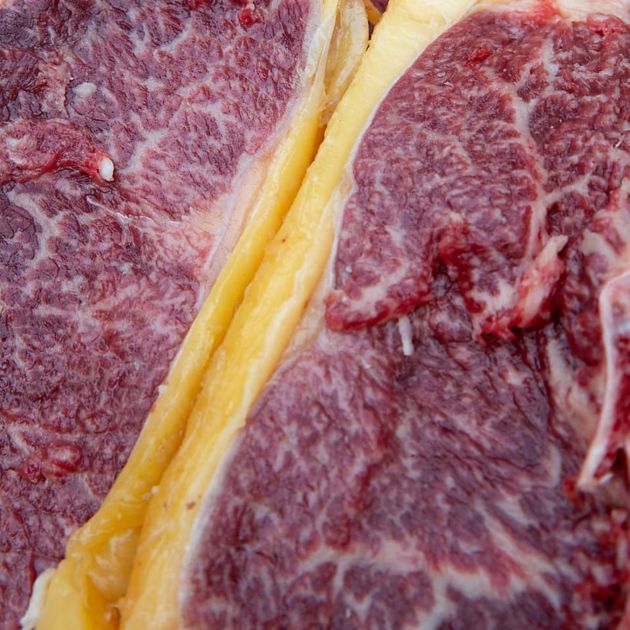 Veta de grasa infiltrada en la carne mezcla de pinta o frisona y rubia gallega Veta de grasa infiltrada en la carne mezcla de pinta o frisona y rubia gallega