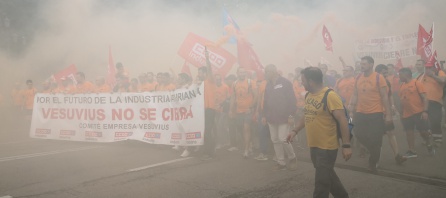 Los trabajadores de Vesuvius llegan a la calle Uría de Oviedo tras caminar desde la factoría de Langreo, entre cánticos, petardos y vengalas Los trabajadores de Vesuvius llegan a la calle Uría de Oviedo tras caminar desde la factoría de Langreo, entre cánticos, petardos y vengalas