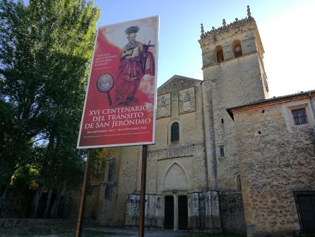 Fachada principal del Parral con el cartel de la muestra Fachada principal del Parral con el cartel de la muestra