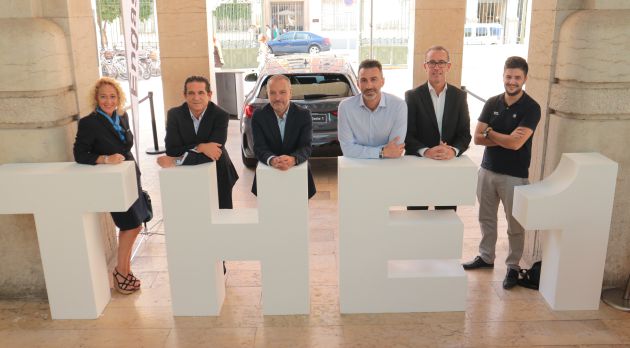 Equipo de BMW Engasa y el nuevo Serie 1, en el Mercado de Colón Equipo de BMW Engasa y el nuevo Serie 1, en el Mercado de Colón