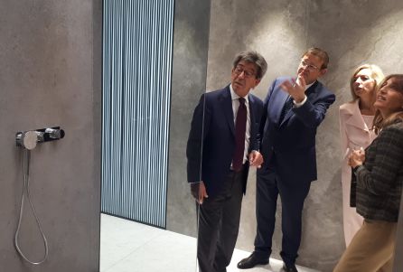 Vicente Nomdedeu, presidente de Ascer, y el president de la GVA, Ximo Puig, juntos en la Feria de la Cerámica de Bolonia Vicente Nomdedeu, presidente de Ascer, y el president de la GVA, Ximo Puig, juntos en la Feria de la Cerámica de Bolonia