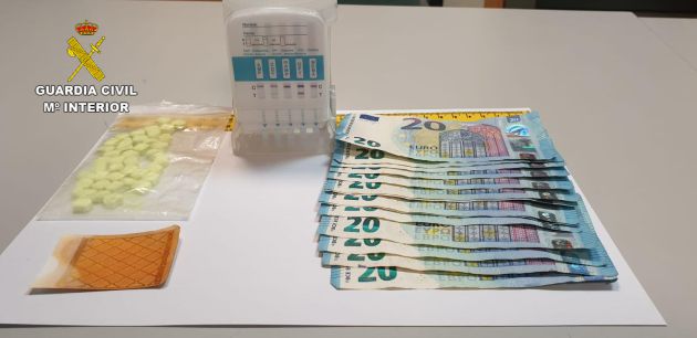 Detenida una persona en Guadalajara con 42 pastillas de éxtasis. Este hombre viajaba en un autobús y estaba molestando a los demás viajeros: Detenido en Mirabueno, Guadalajara, con 42 pastillas de éxtasis Detenida una persona en Guadalajara con 42 pastillas de éxtasis. Este hombre viajaba en un autobús y estaba molestando a los demás viajeros: Detenido en Mirabueno, Guadalajara, con 42 pastillas de éxtasis
