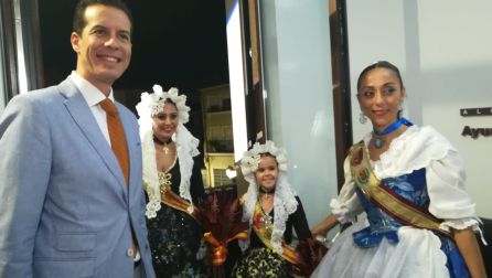 El alcalde de Elda y la presidenta de la Junta Central junto a las Falleras Mayores de Elda El alcalde de Elda y la presidenta de la Junta Central junto a las Falleras Mayores de Elda