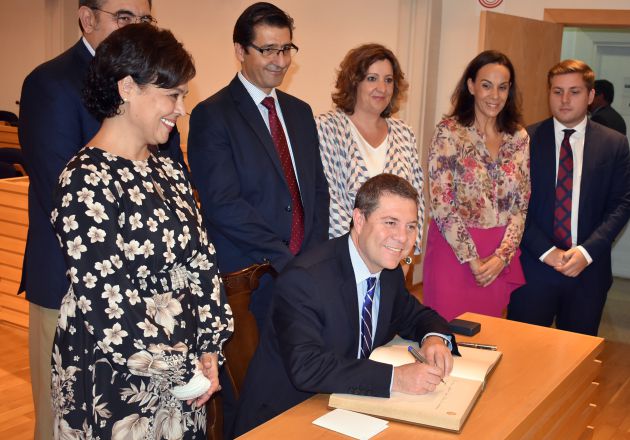Emiliano García Page firma en el libro de honor del Ayuntamiento de Ciudad Real, durante la visita que ha girado este miércoles al consistorio. Emiliano García Page firma en el libro de honor del Ayuntamiento de Ciudad Real, durante la visita que ha girado este miércoles al consistorio.