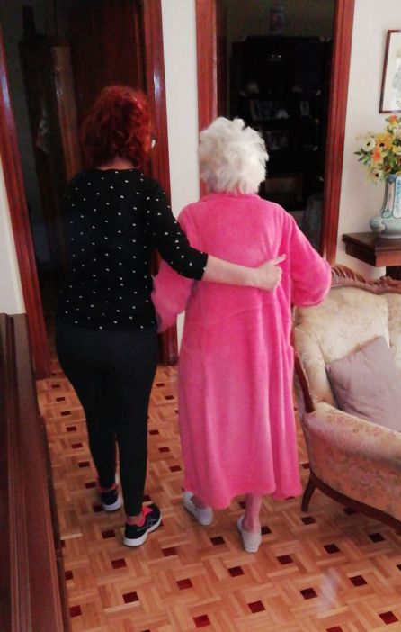 María y la persona a la que cuida en su casa María y la persona a la que cuida en su casa