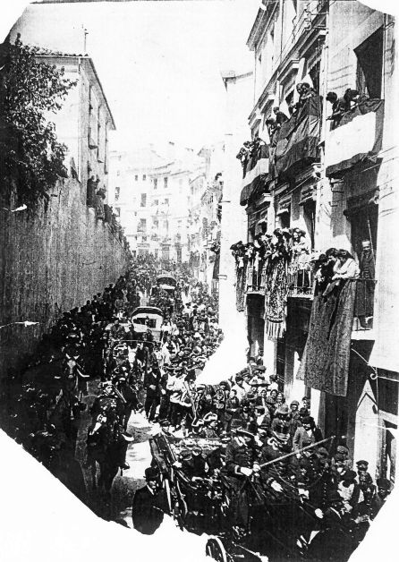 La comitiva del rey Alfonso XIII descendiendo por la calle Alfonso VIII. Se aprecia casa en Zapaterias. La comitiva del rey Alfonso XIII descendiendo por la calle Alfonso VIII. Se aprecia casa en Zapaterias.