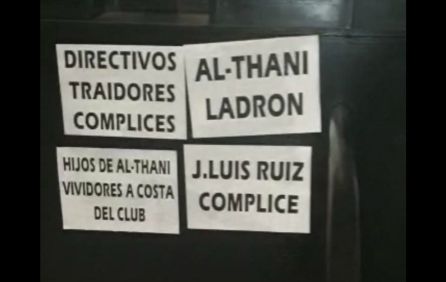 Algunos de los carteles que aparecieron en los aledaños del estadio Algunos de los carteles que aparecieron en los aledaños del estadio