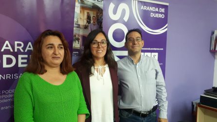 La procuradora de Podemos Laura Domínguez entre sus compañeros de partido y concejales de Aranda Maria Ángeles Pizarro y Andrés Gonzalo, La procuradora de Podemos Laura Domínguez entre sus compañeros de partido y concejales de Aranda Maria Ángeles Pizarro y Andrés Gonzalo,
