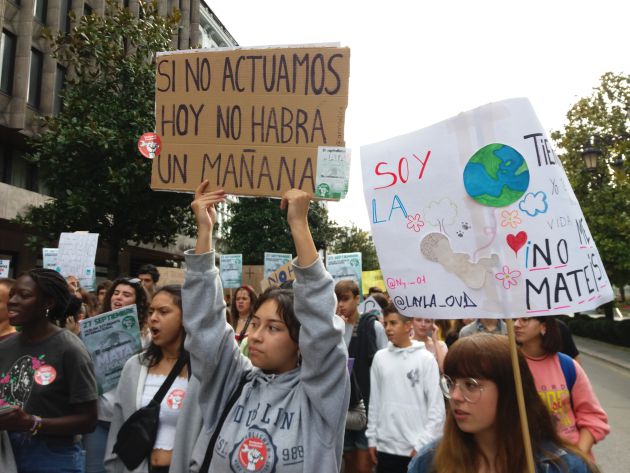 Jóvenes por las calles de Oviedo pidiendo medidas por el clima Jóvenes por las calles de Oviedo pidiendo medidas por el clima