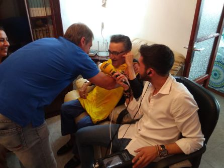 El jugador del Cádiz, Pepe Mejías, entrega a Guillermo Ferreiro la camiseta del Cádiz con su nombre El jugador del Cádiz, Pepe Mejías, entrega a Guillermo Ferreiro la camiseta del Cádiz con su nombre