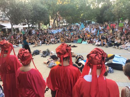Un momento durante la performance escenificada en Vara de Rey Un momento durante la performance escenificada en Vara de Rey