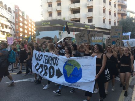 Imagen de una de las pancartas Imagen de una de las pancartas