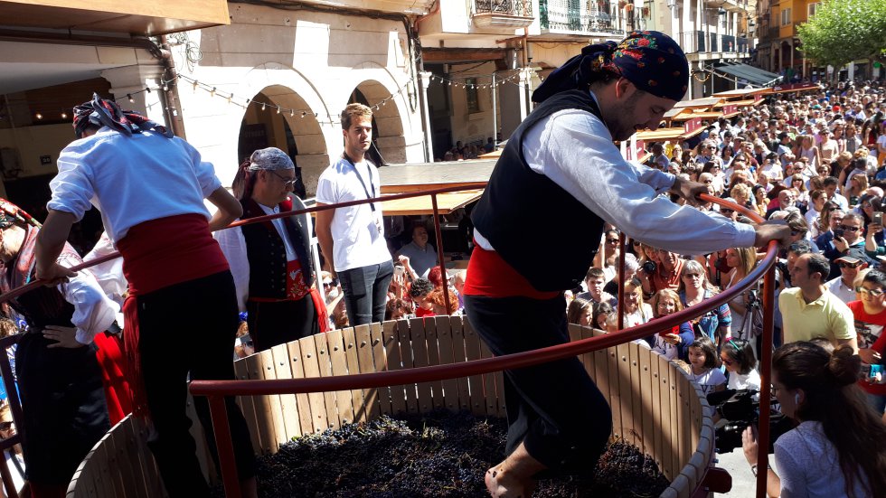 El pisado de la uva anunciaba el comienzo de la Gran Fiesta de la Vendimia 2019. El pisado de la uva anunciaba el comienzo de la Gran Fiesta de la Vendimia 2019.