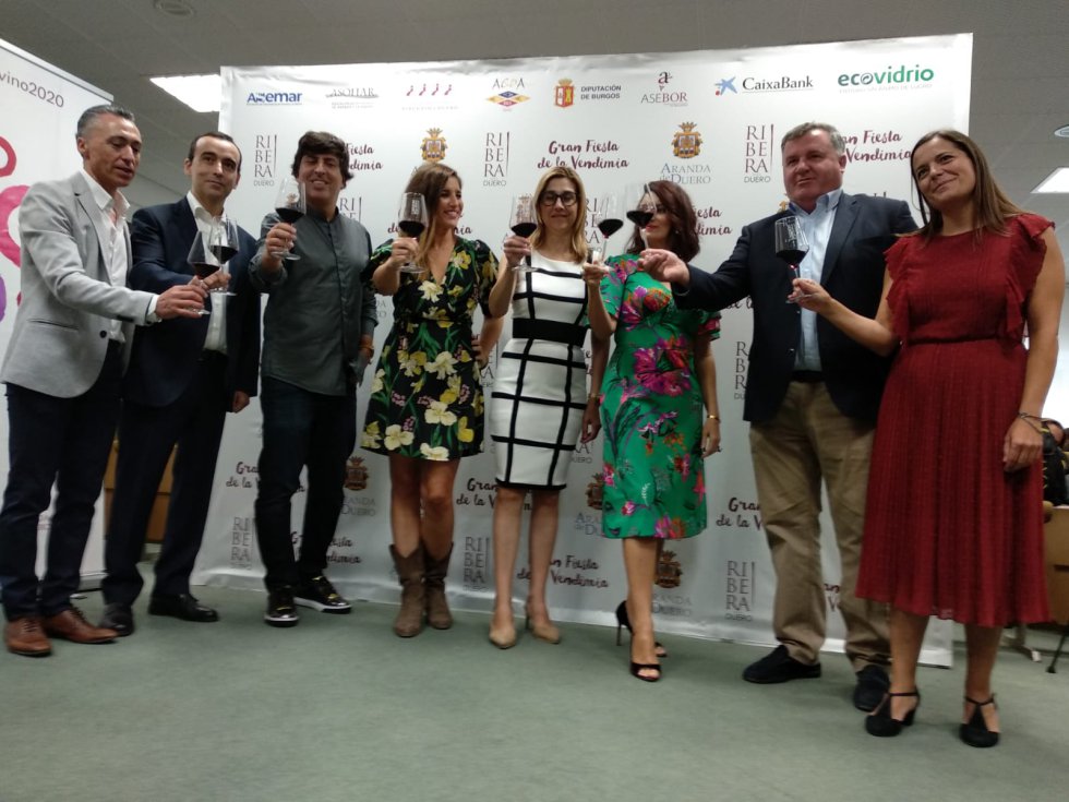 La ribereña del año, Lucia Jiménez -4º por la izq.-, junto a la embajadora de Ribera, Silvia Abril -3ª por la dcha.- en la presentación con las autoridades municipales, de la DO Ribera y la Ruta del Vino Ribera del Duero. La ribereña del año, Lucia Jiménez -4º por la izq.-, junto a la embajadora de Ribera, Silvia Abril -3ª por la dcha.- en la presentación con las autoridades municipales, de la DO Ribera y la Ruta del Vino Ribera del Duero.