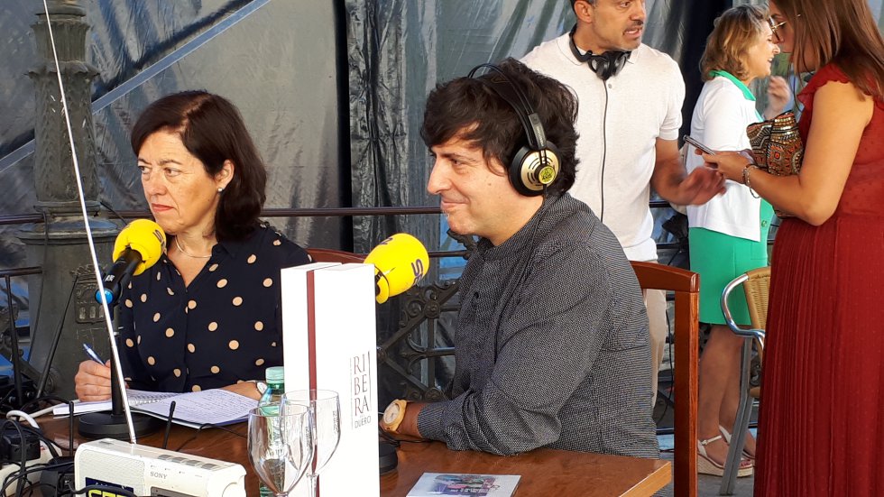 Dani Moreno 'El Gallo' conductor del programa de Los 40, ¡Anda Ya!, estuvo presente en la retransmisión de A Vivir Castilla y León desde la Plaza Mayor de Aranda de Duero. Dani Moreno 'El Gallo' conductor del programa de Los 40, ¡Anda Ya!, estuvo presente en la retransmisión de A Vivir Castilla y León desde la Plaza Mayor de Aranda de Duero.