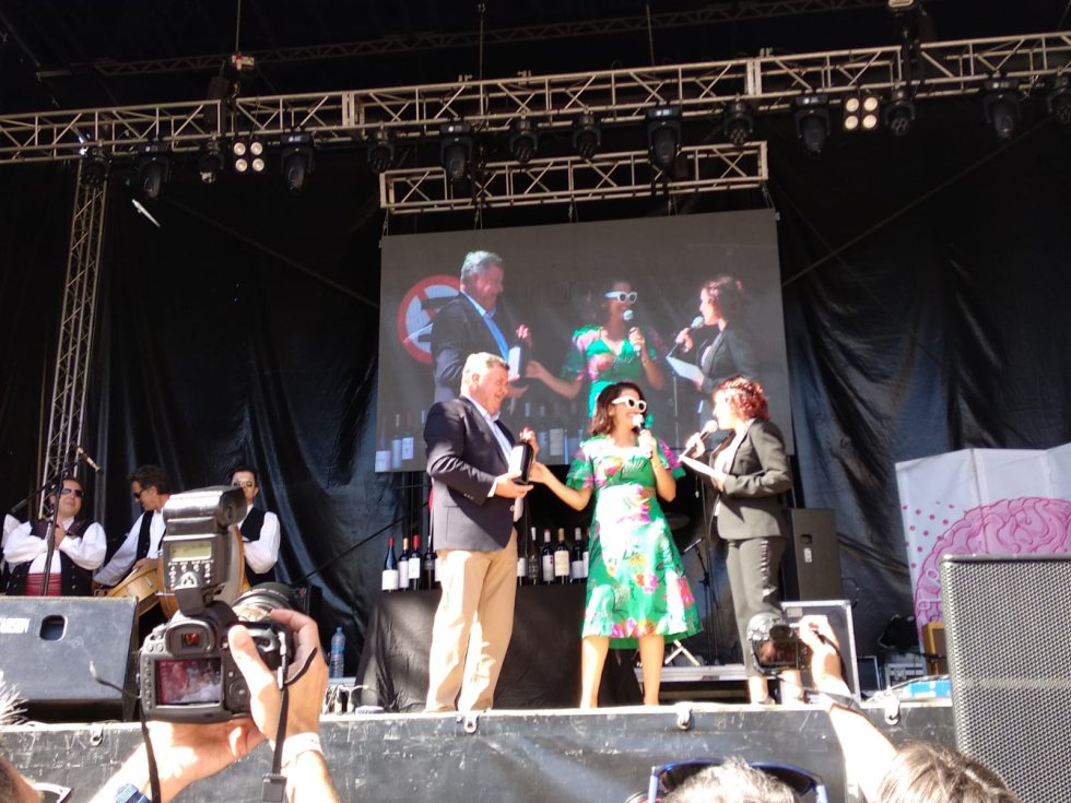 Momento de la presentación de la Gran Fiesta de la Vendimia en el escenario de la Plaza Mayor de Aranda de Duero donde la actriz Silvia Abril ha charlado con el presidente de la DO Ribera, Enrique Pascual, y la maestra de ceremonías, Rebeca Ruano (d). Momento de la presentación de la Gran Fiesta de la Vendimia en el escenario de la Plaza Mayor de Aranda de Duero donde la actriz Silvia Abril ha charlado con el presidente de la DO Ribera, Enrique Pascual, y la maestra de ceremonías, Rebeca Ruano (d).