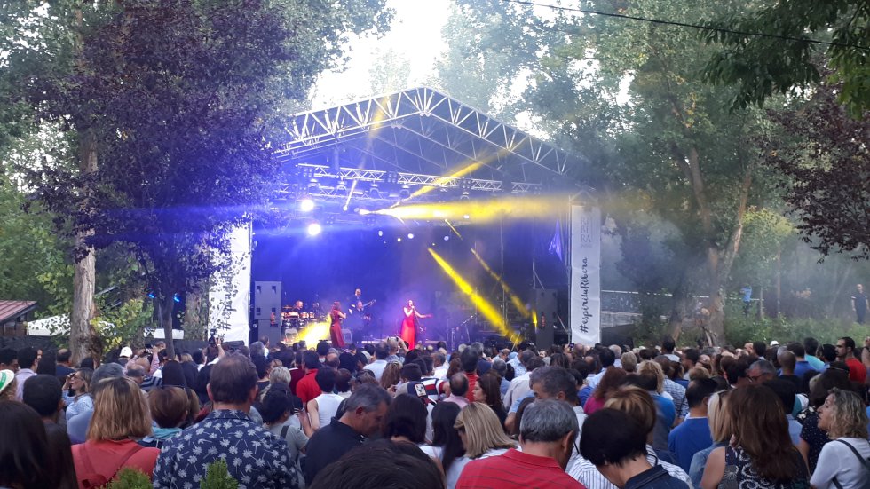 Actuación de Luar na lubre en el escenerio #Ribera en el parque de la Isla de la capital ribereña. Actuación de Luar na lubre en el escenerio #Ribera en el parque de la Isla de la capital ribereña.