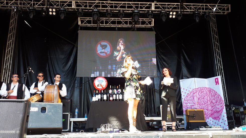 La riberaña del año, Lucía Jiménez, le cantó al público de la Plaza Mayor de Aranda de Duero durante la presentación de la Gran Fiesta de la Vendimia. La riberaña del año, Lucía Jiménez, le cantó al público de la Plaza Mayor de Aranda de Duero durante la presentación de la Gran Fiesta de la Vendimia.