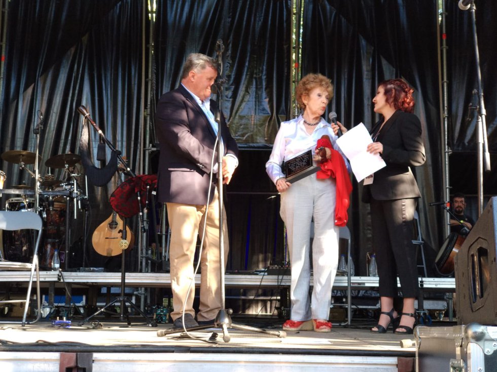 Pilar Pérez de Albéniz (centro) recibe el Premio Herencia de la DO Ribera a Bodegas Torremilanos. Pilar Pérez de Albéniz (centro) recibe el Premio Herencia de la DO Ribera a Bodegas Torremilanos.