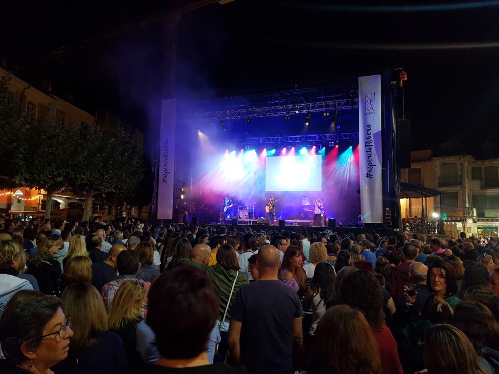 Dani Fernández durante su actuación en una abarrotada Plaza Mayor de Aranda de Duero. Dani Fernández durante su actuación en una abarrotada Plaza Mayor de Aranda de Duero.