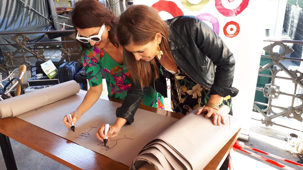 La embajadora de Ribera, la actriz Silvia Abril (i) junto a su compañera de profesión Lucía Jiménez, ribereña del año, firman para la posteridad. La embajadora de Ribera, la actriz Silvia Abril (i) junto a su compañera de profesión Lucía Jiménez, ribereña del año, firman para la posteridad.