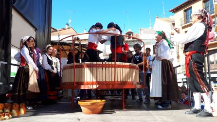 Miembros de la Escuela de Folklore durante el pisado de la uva en la III Gran Fiesta de la Vendimia Miembros de la Escuela de Folklore durante el pisado de la uva en la III Gran Fiesta de la Vendimia