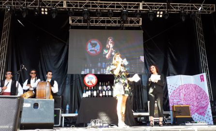 Lucía Jiménez se arrancó a cantar en el escenario Lucía Jiménez se arrancó a cantar en el escenario