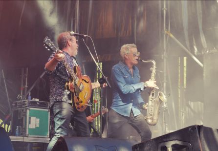 Nacha Pop hizo vibrar al público en el escenario Ribera del parque de la Isla Nacha Pop hizo vibrar al público en el escenario Ribera del parque de la Isla